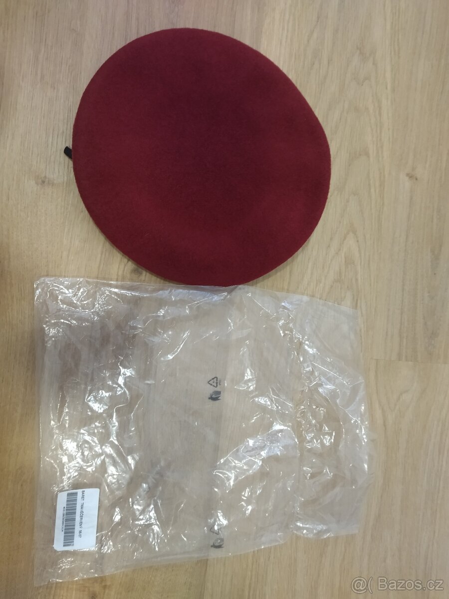 baret tmavě červený