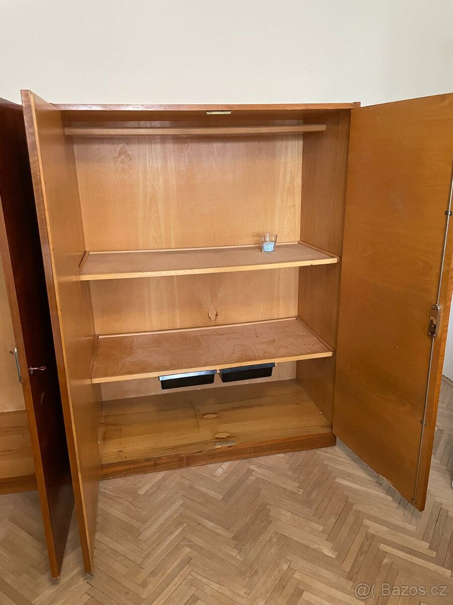 Dvě staré masivní dřevěné skříně ZA ODVOZ