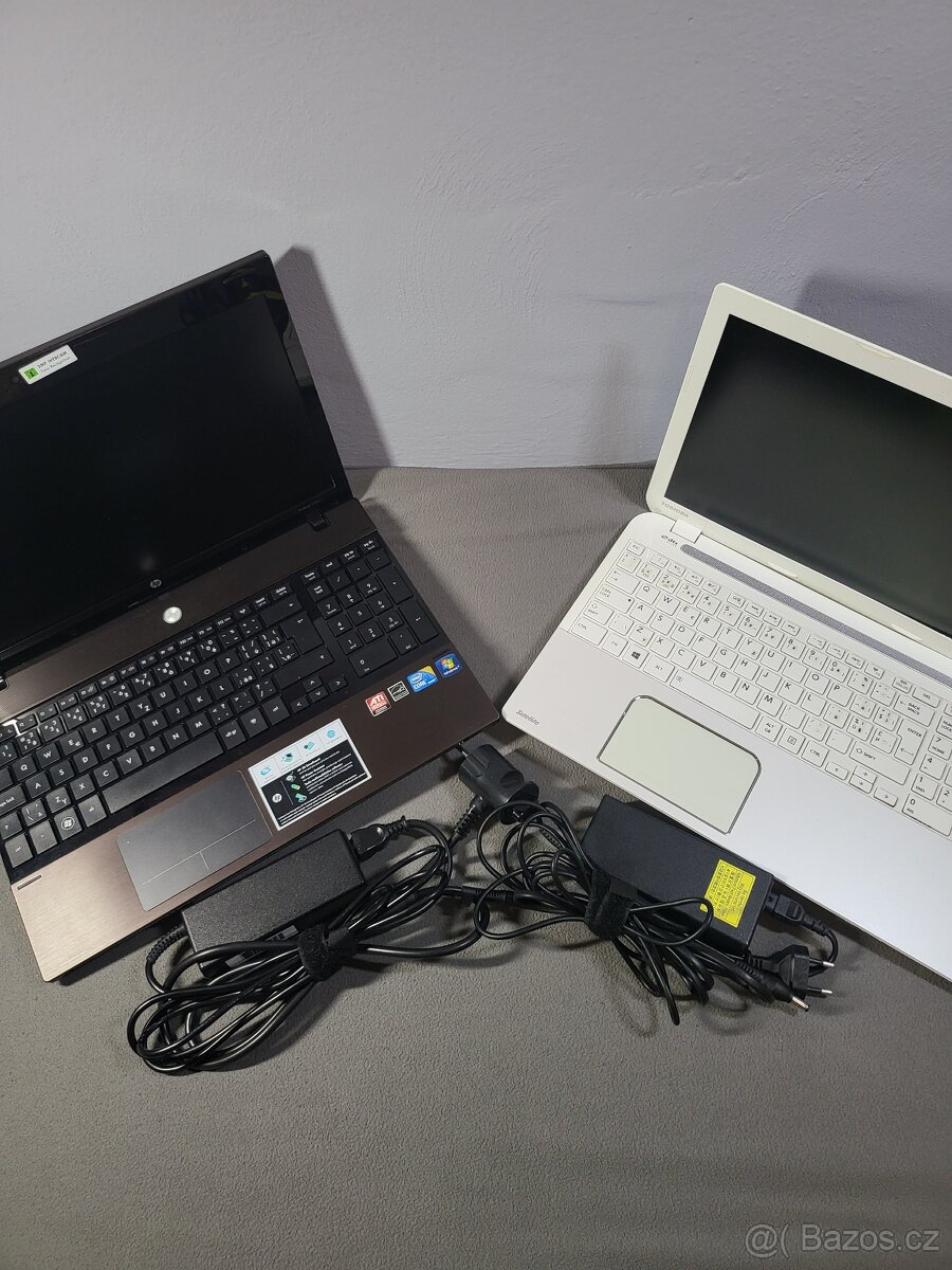 Dvojice notebooků – HP a Toshiba s kompletním balením
