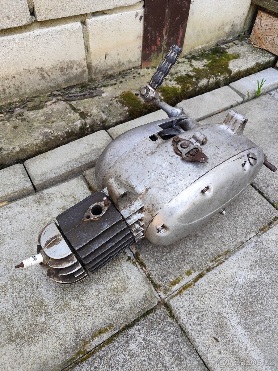 Motor Jawa 555