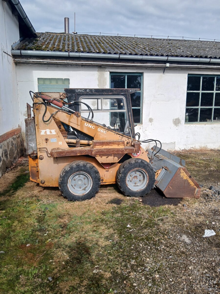 Smykový nakladač UNC060