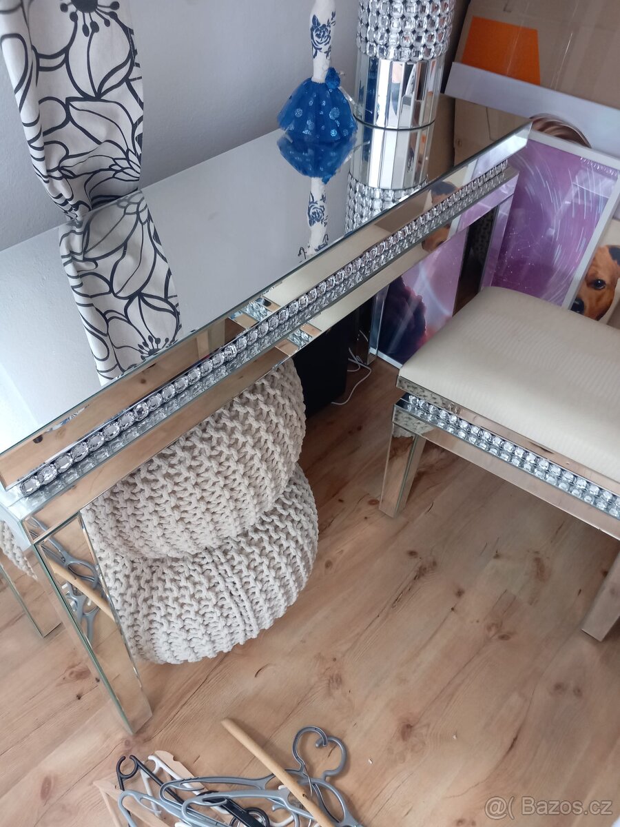 Prodam nadherny toaletni stolek vcetne lampy