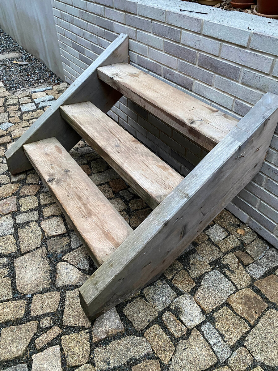 Masivní schody - šířka 1140mm, z KVH hranolu smrk