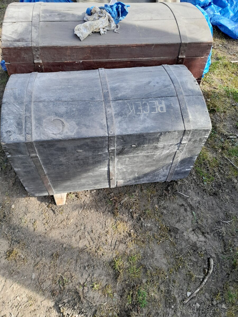 starý vojenský kufr