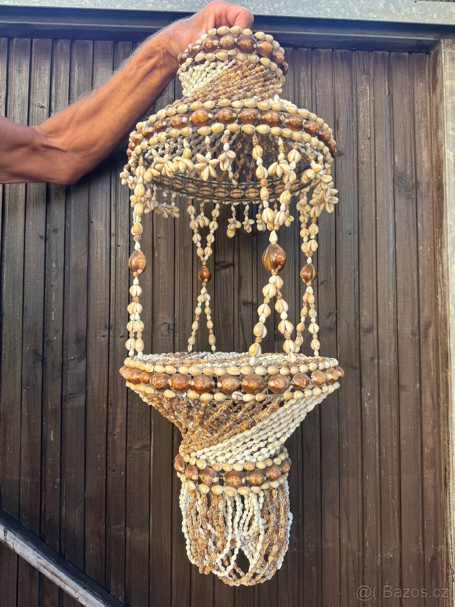 Prodám ručně vyráběný lustr z mušlí ve stylu Boho