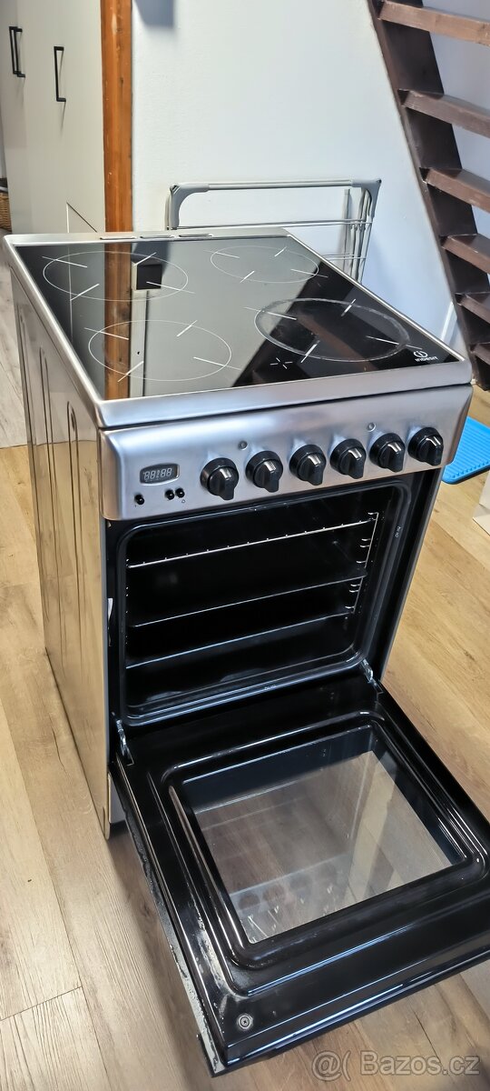 Sklokeramický sporák - málo používaný (400V)