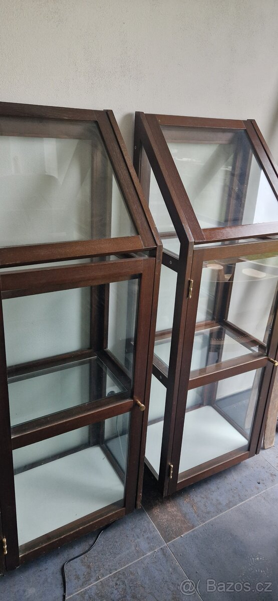 vitrína skleněná na kolečkách dřevěná
