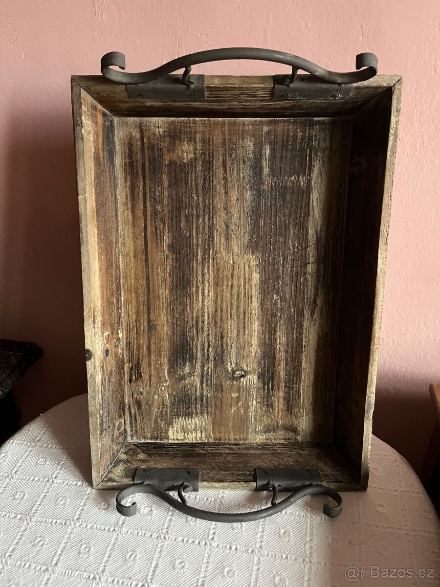 Krásný dřevěný tác