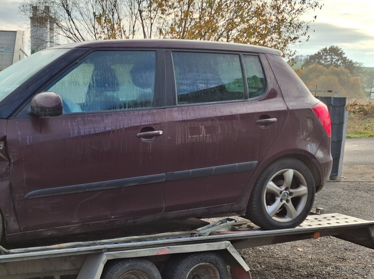nd z škoda fabia 2 1.2tsi 63kw cbz červená roso vinová