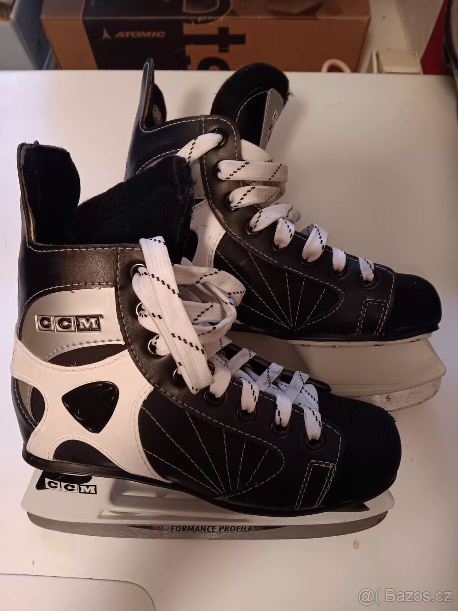 Hokejové brusle CCM vel. 38
