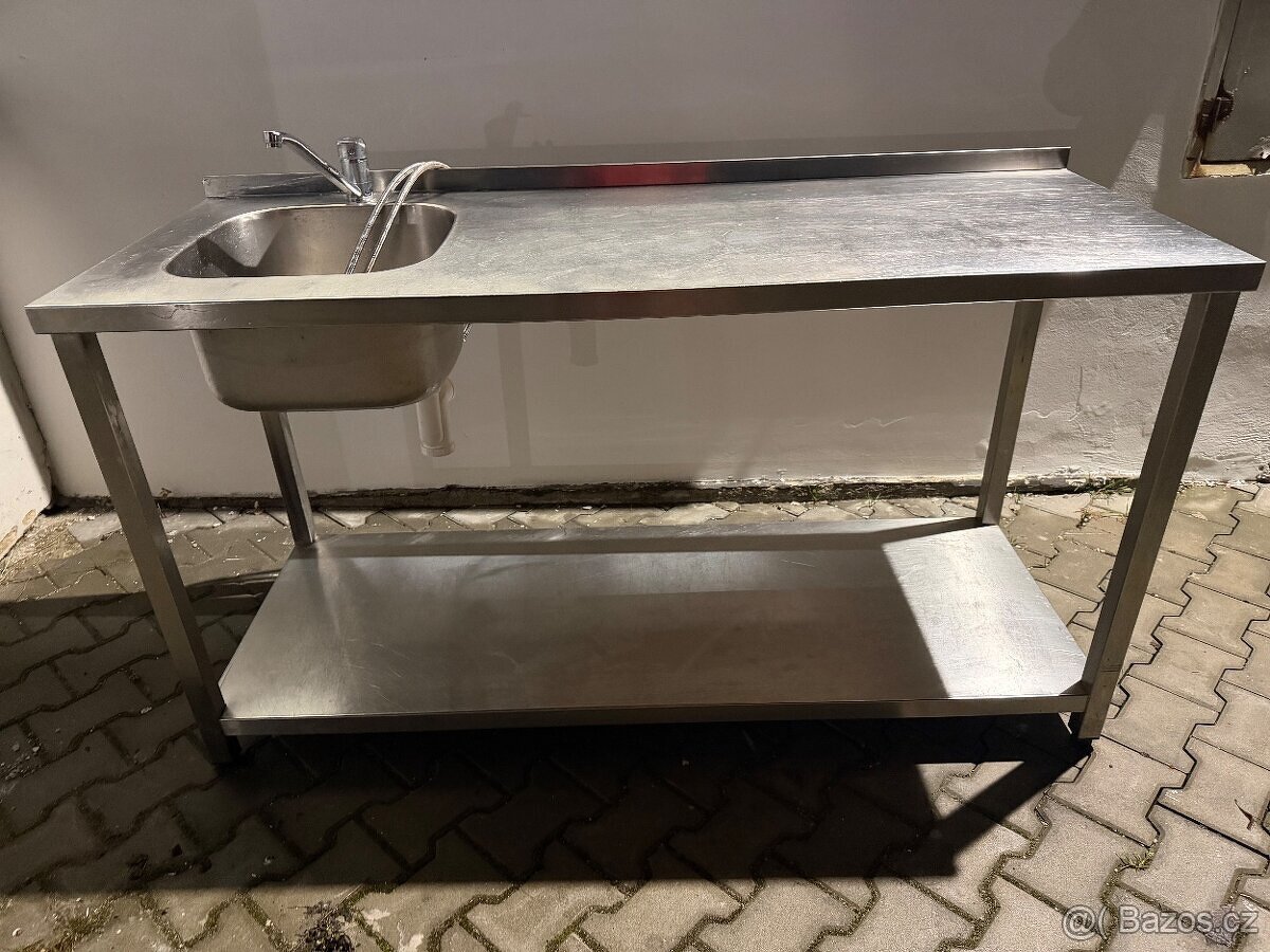 Nerezový stůl s dřezem a baterií