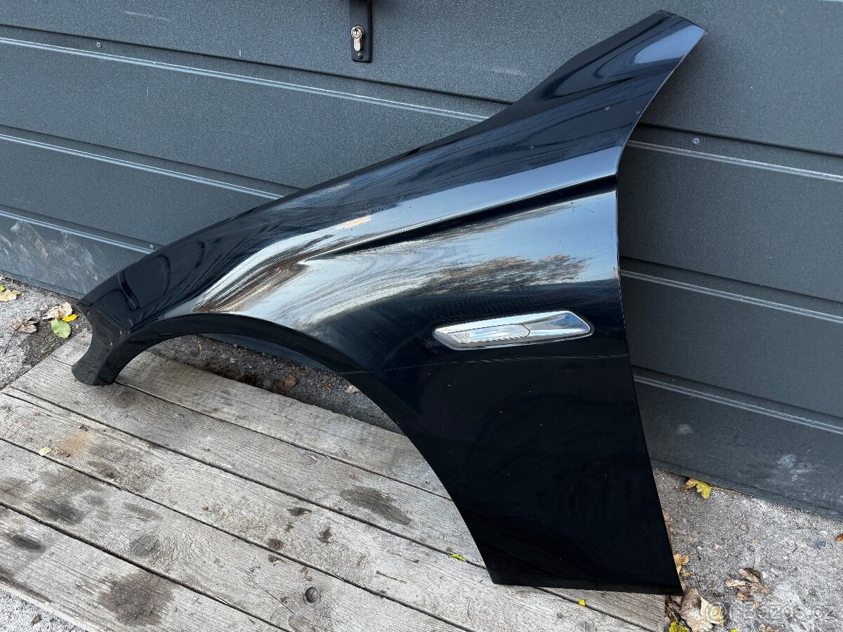 BMW F10/F11 levý přední blatnik blacksaphire