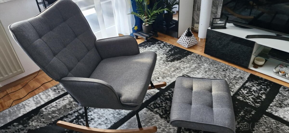 Houpací křeslo s podnožkou