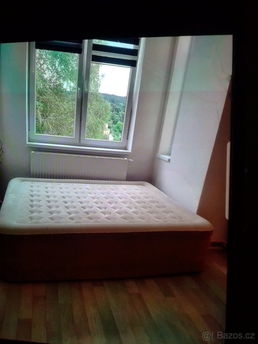 Nafukovací postel