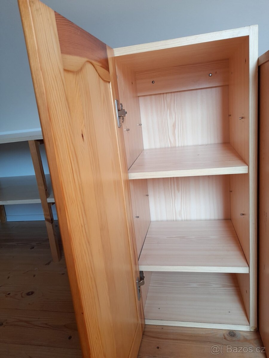 Skříňka z masivu