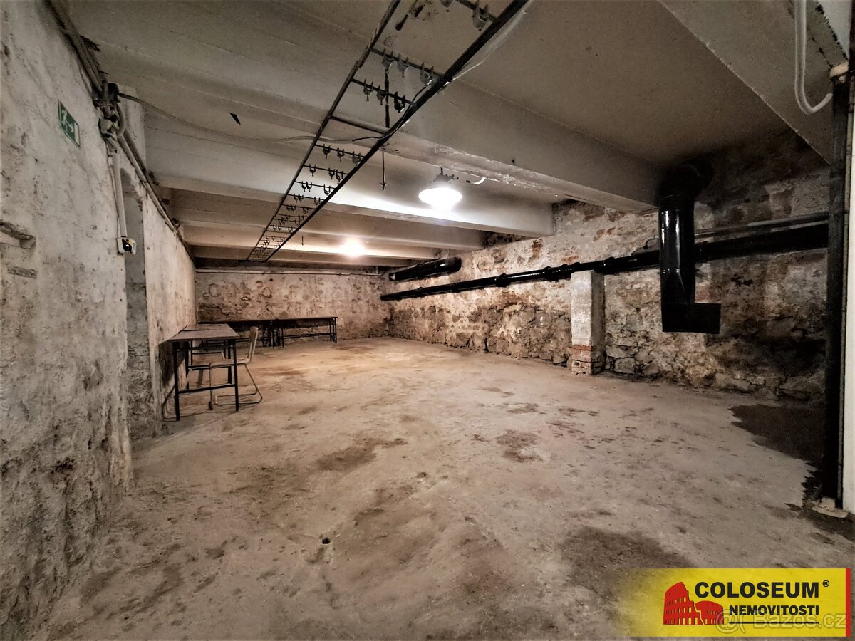 Adamov, pronájem skladu, 162 m2, nákladní výtah, sklep – kom
