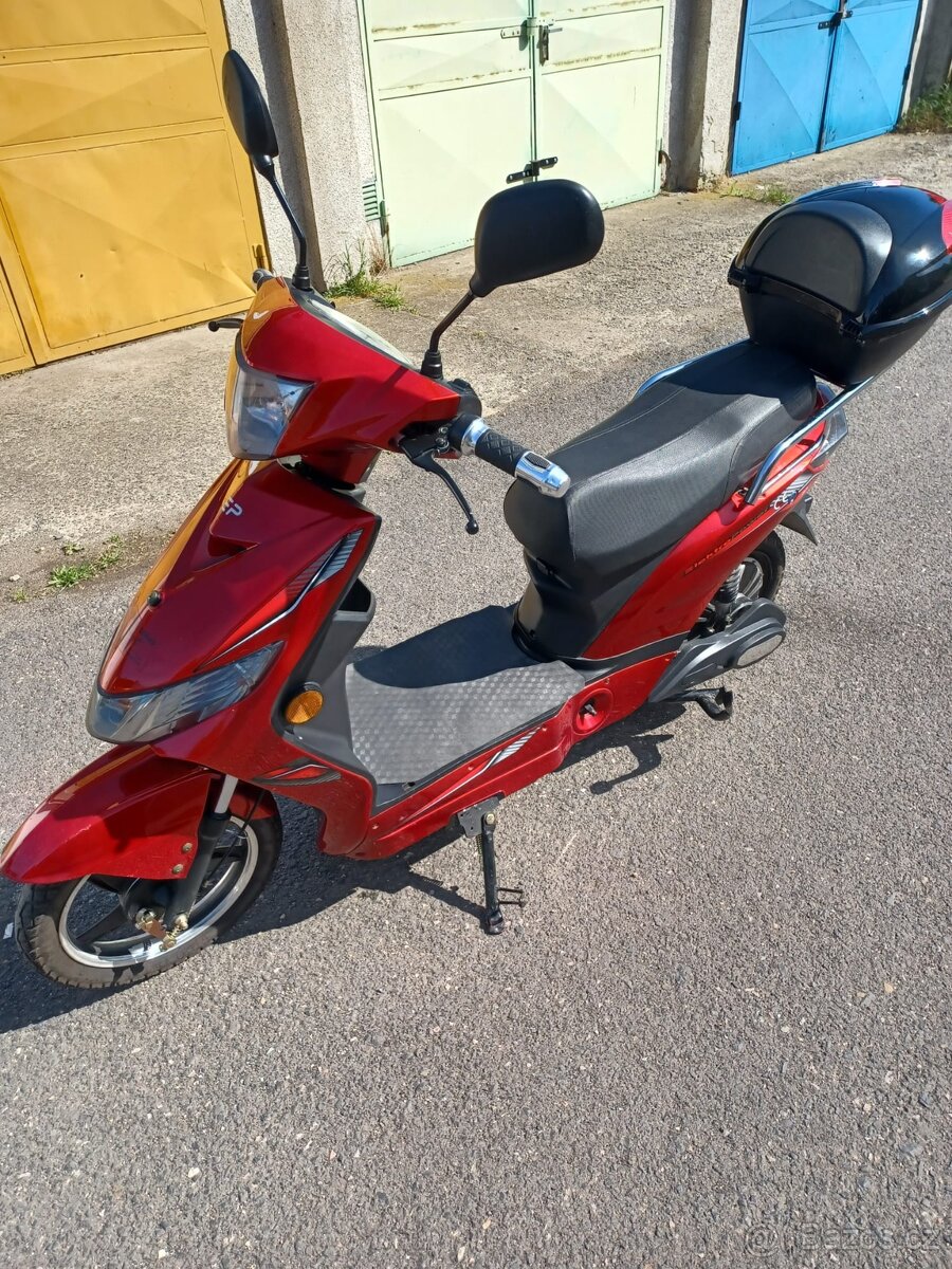 Elektrický skútr nova