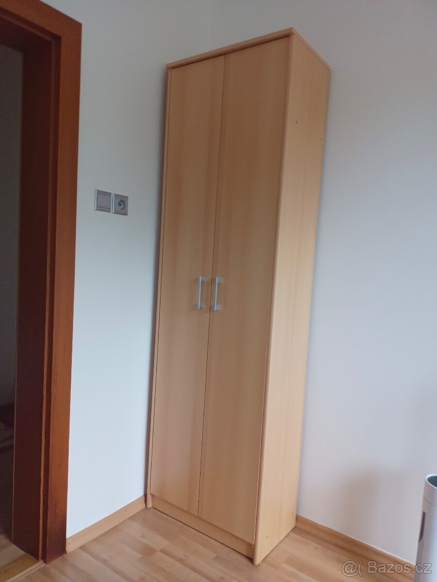 Úzká skříň.