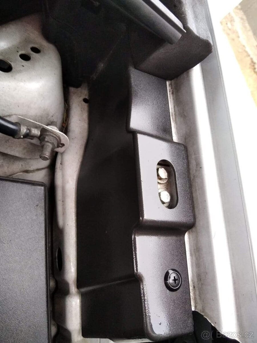 Ford Kuga 2010 koupím tento plast na pravou stranu.