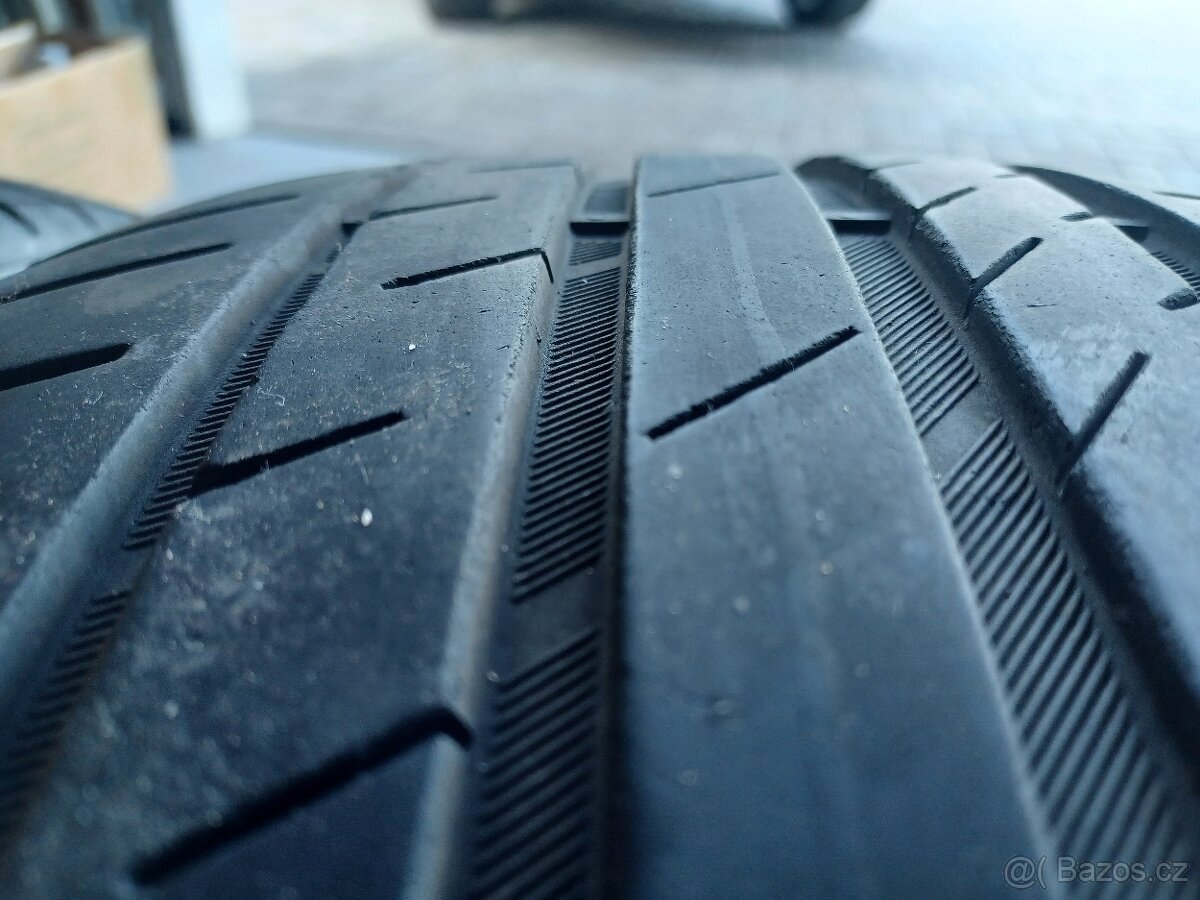 225/40/18 letni 2kusy vzorek 6mm