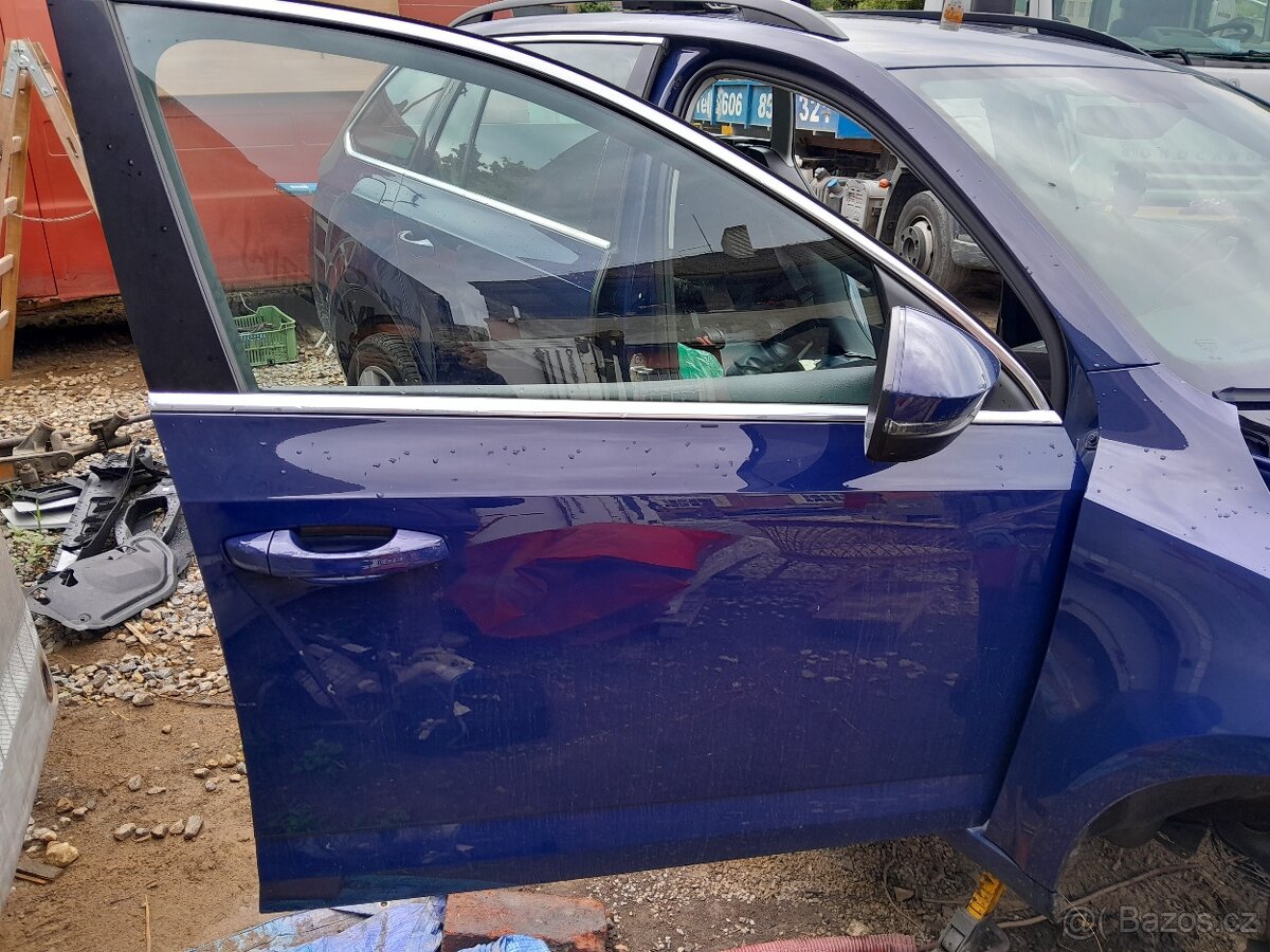 Prave predni dveře modrá LF5A Škoda Octavia 3 lift
