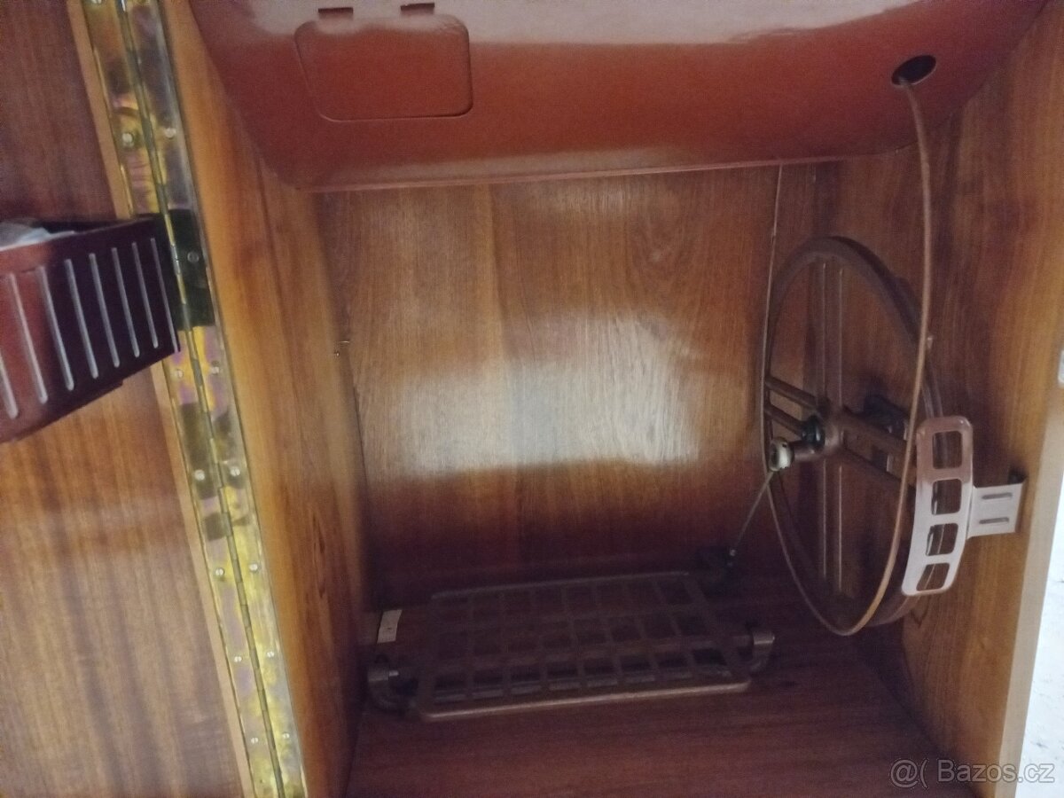 Za odvoz, Šicí stroj se skříní-komplet funkční,příslušenství