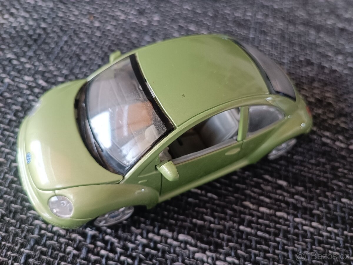 kovový model vozu Volkswagen New Beetle od značky Maist 1:25