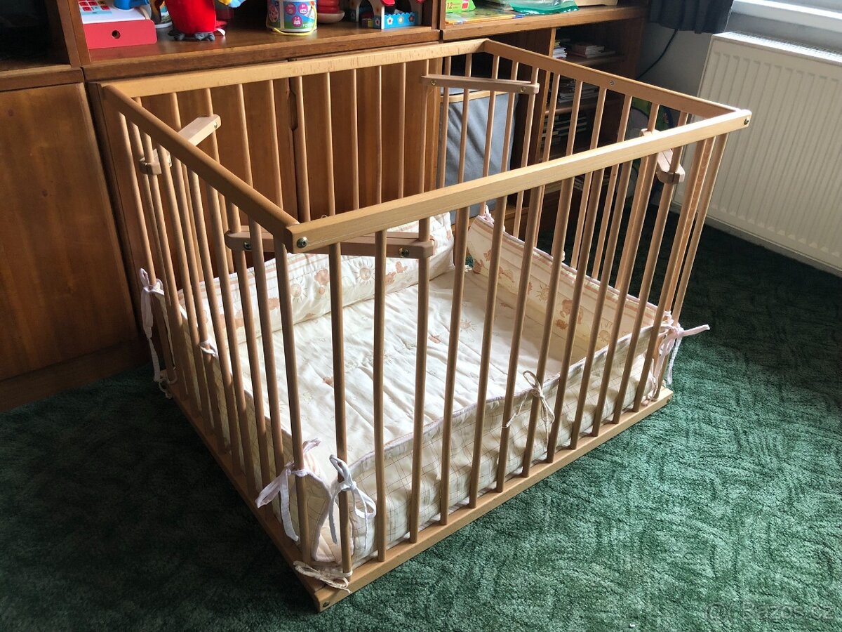 Dřevěná dětská ohrádka