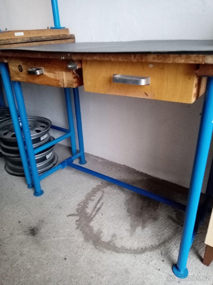 Dílenské stolky a skřínka