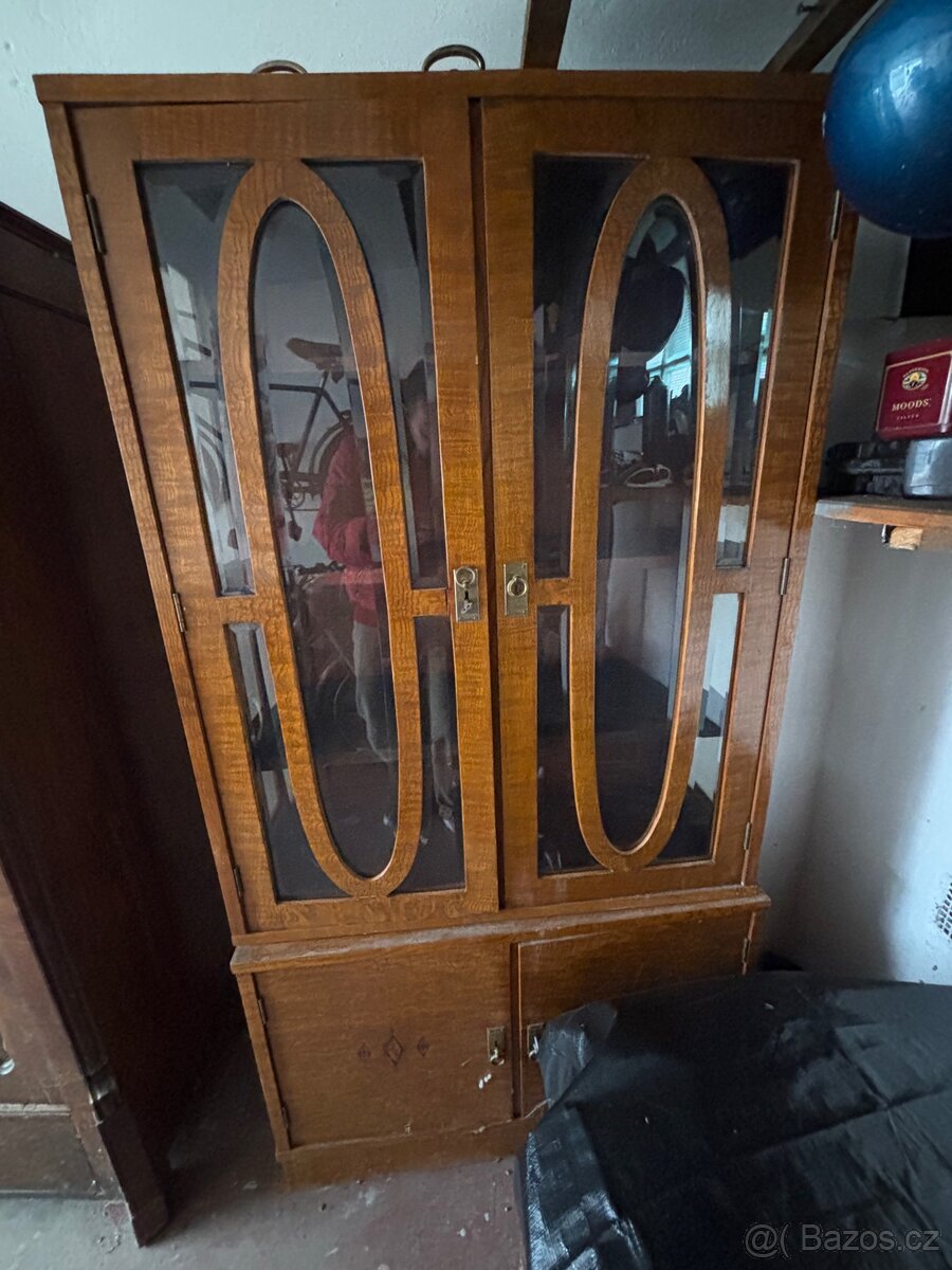 Prosklená vitrína/ skříň
