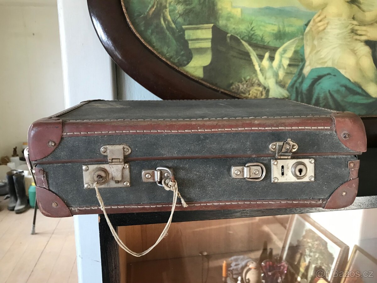 Malý starožitné kufr k renovaci