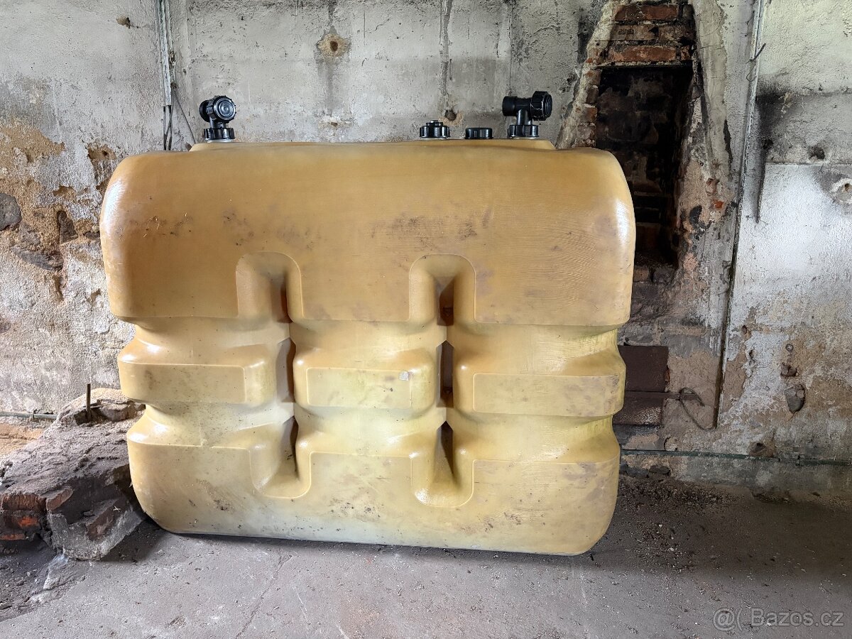 Nádrž na dešťovou vodu 2000 litrů