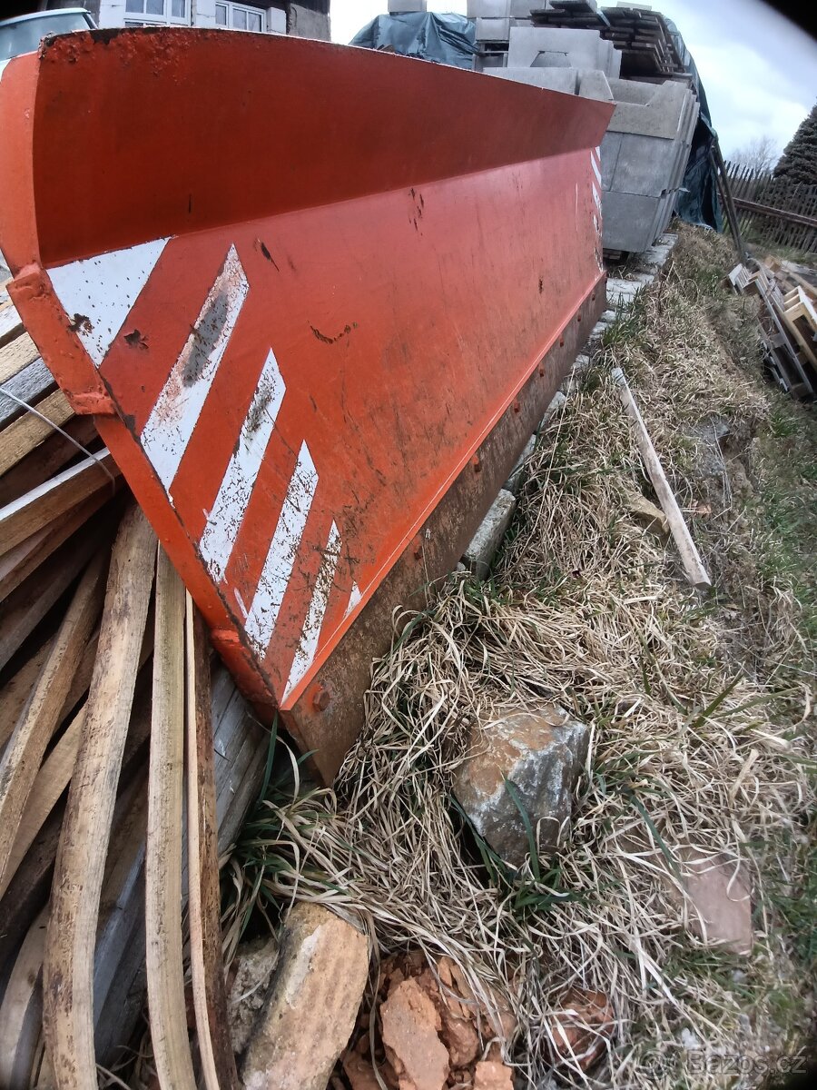 Čelní sněhová radlice (masivní konstrukce)