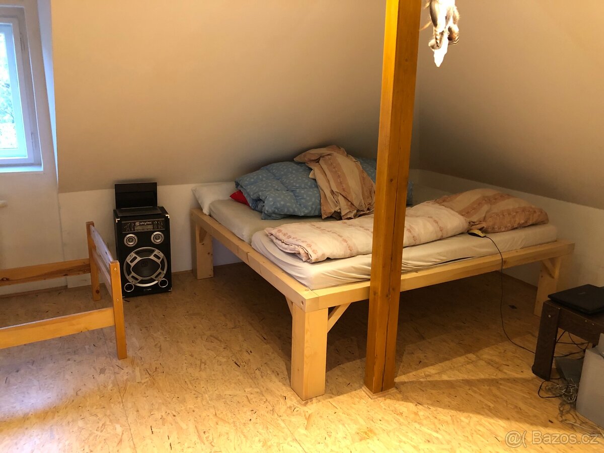 Velká postel z masivu od truhláře