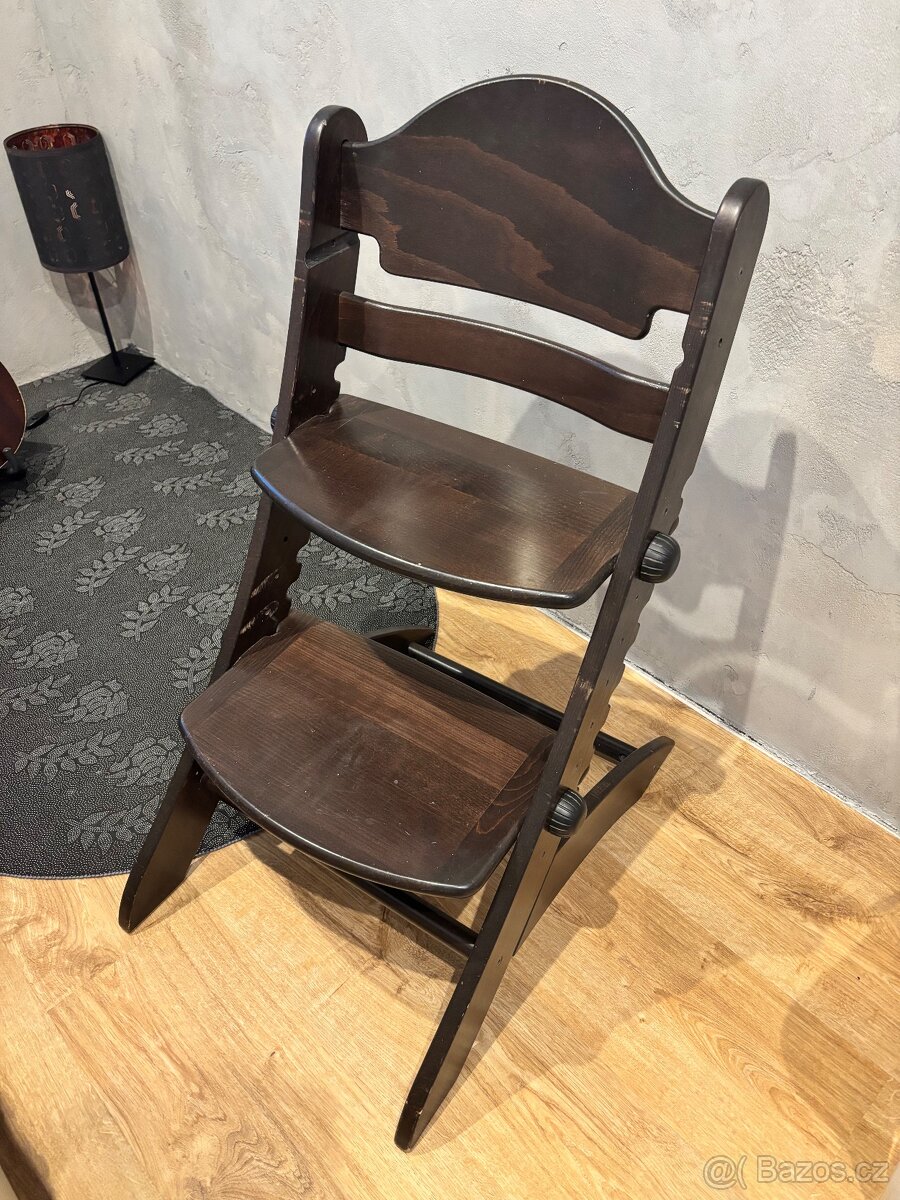 Tmavě hnědá dřevěná rostoucí dětská židle Geuther