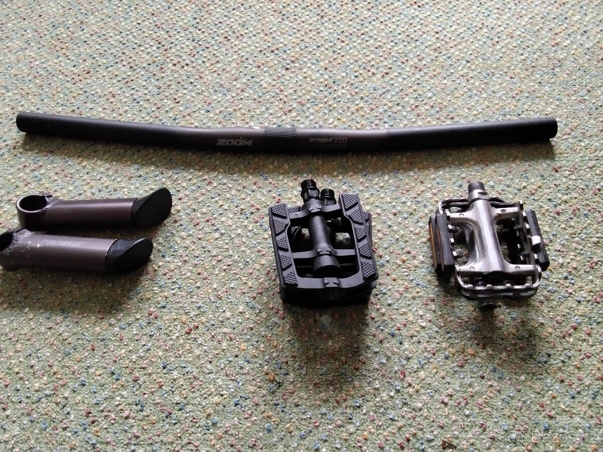 Pedály, řidítka a rohy