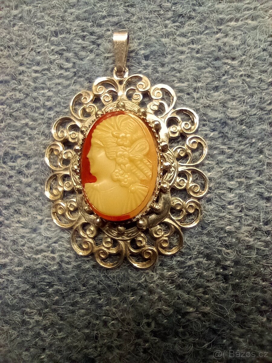 Velká starožitná kamej ve stříbře - přívěsek