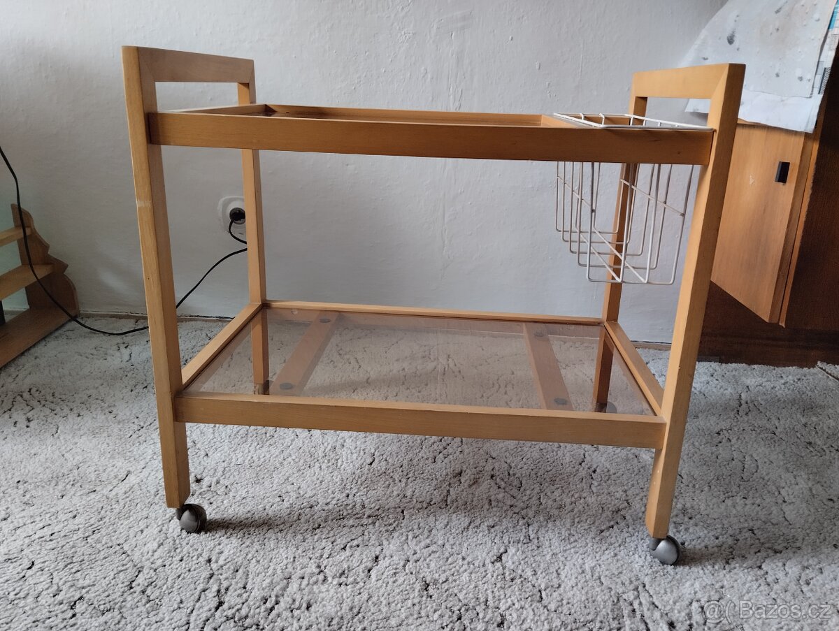 Servírovací stolek světlý.