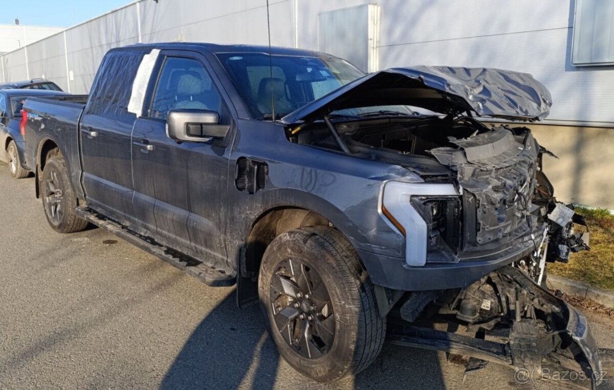 Ford F-150 433kw elektro, Lightning rv:2024/8 havarované