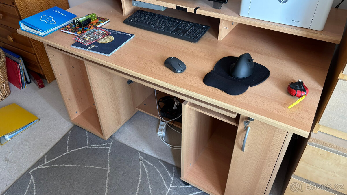 DARUJI STARŠÍ PSACÍ STŮL
