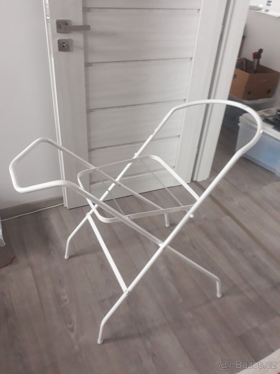 Stojan na dětskou vaničku