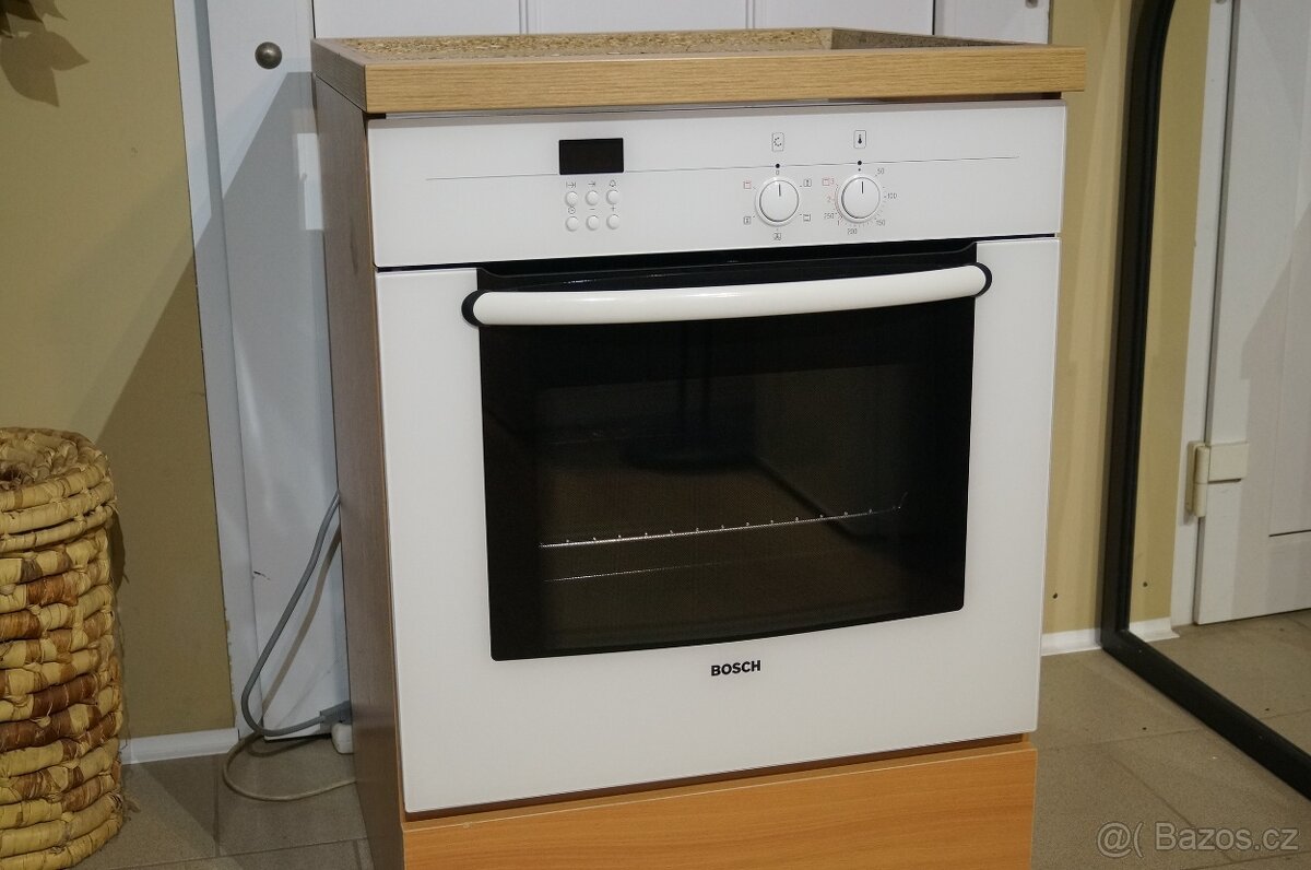 Bosch bílá vestavná trouba HBN 3520