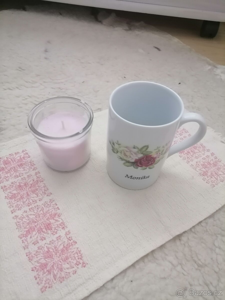 Hrneček se jménem Monika a ubrousek