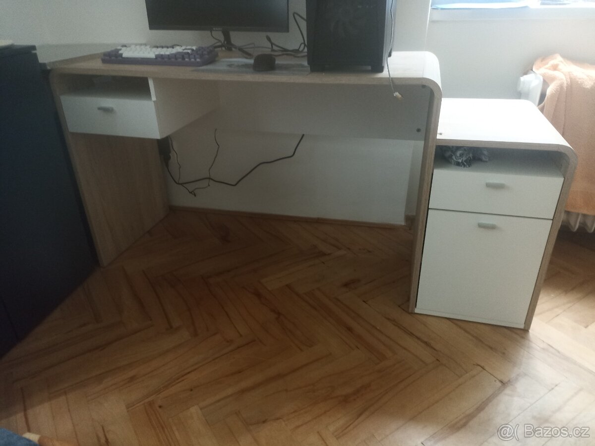 Prodám psací stůl