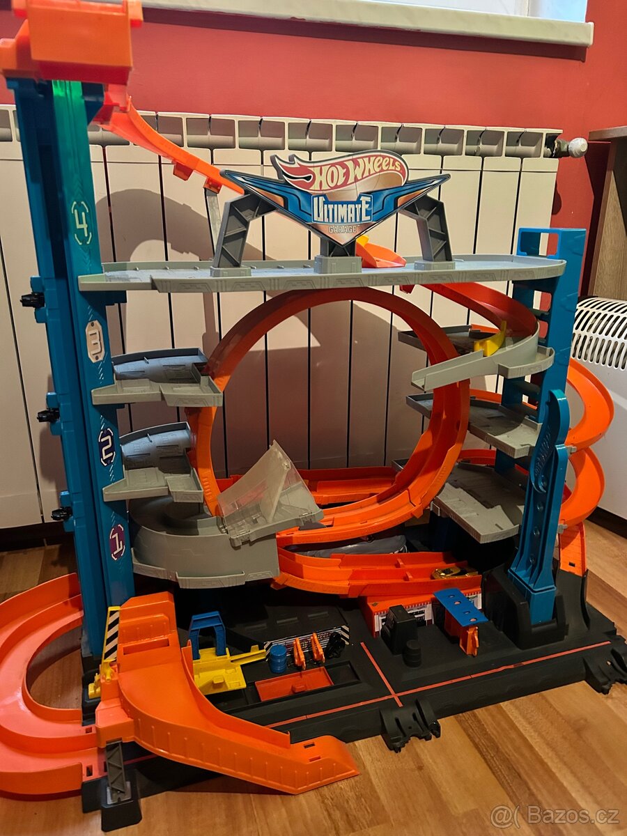 Hot wheels garáž se smyčkou