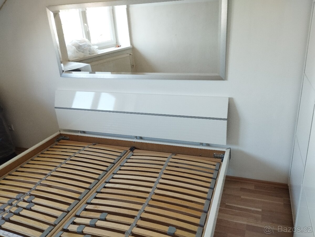 Manželskou postel 180x200cm bílý lesk