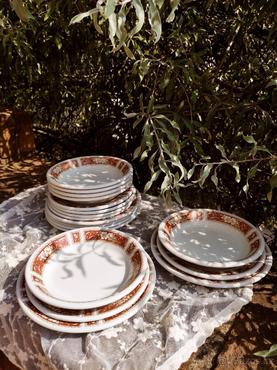 Anglický vintage porcelánový set talířů