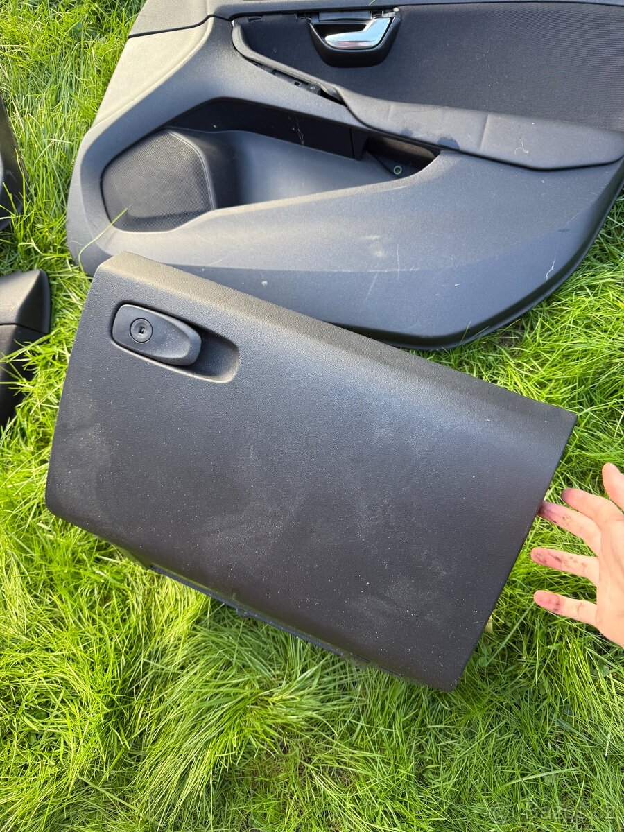 Přihrádka Volvo V40