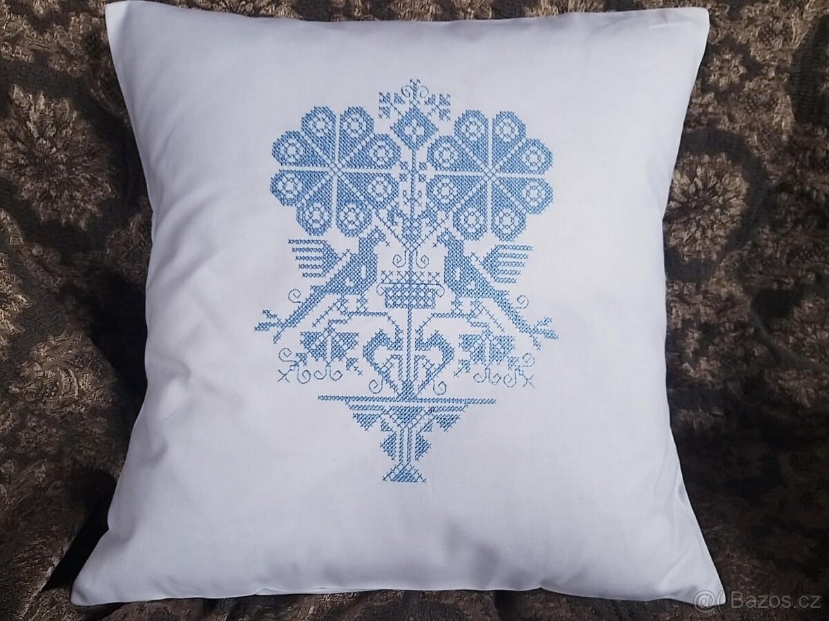 KRÁSNÝ VYŠÍVANÝ POVLAK NA POLŠTÁŘEK - PÁVI