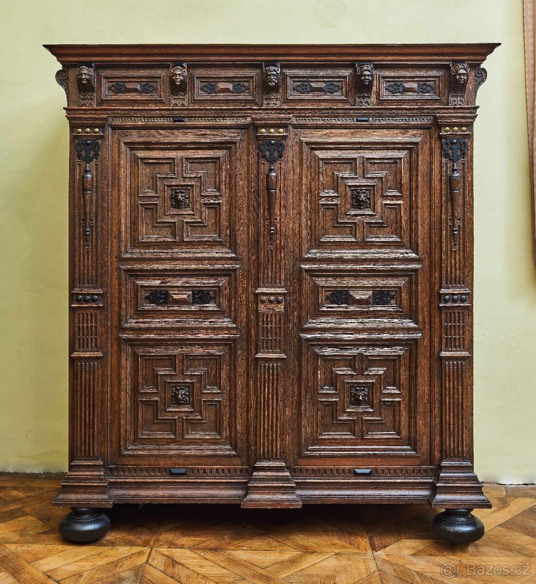 Vlámská renesanční skříň z dubu s bohatou řezbou